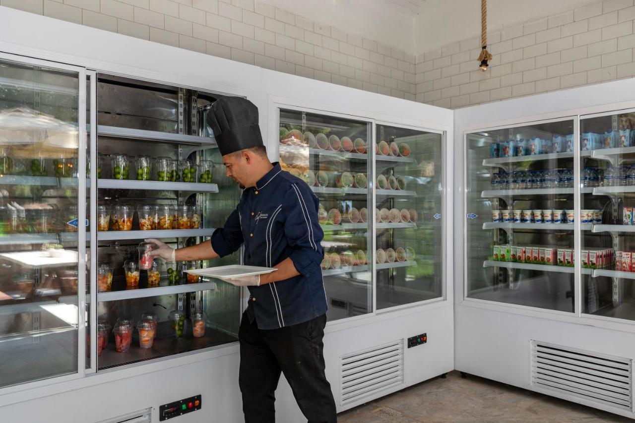 Marti Myra Hotell Tekirova Eksteriør bilde A chef using a refrigerator